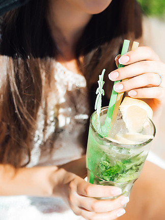 夜色微醺 探秘夜吧中那些令人惊艳的新鲜鸡尾酒