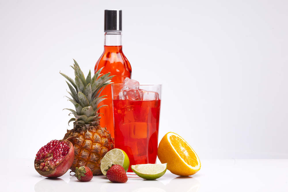 异国情调的酒精饮料 水果与白色背景的孤岛叙事