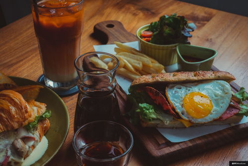 美食与酒精的完美邂逅 从汉堡到精酿的视觉盛宴